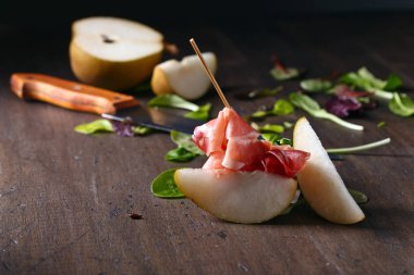 Prosciutto armut ve ıspanak eski ahşap masa.