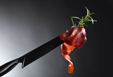 Prosciutto biberiye bir bıçak bıçak ile.