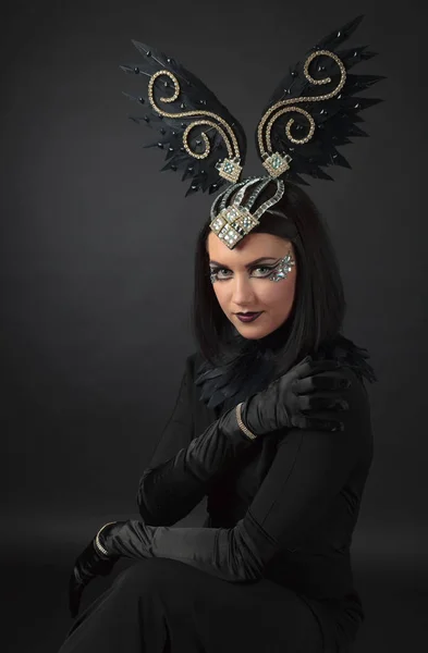 Porträt Einer Jungen Schönen Frau Karnevalskostüm Des Schwarzen Vogels Kostüm — Stockfoto