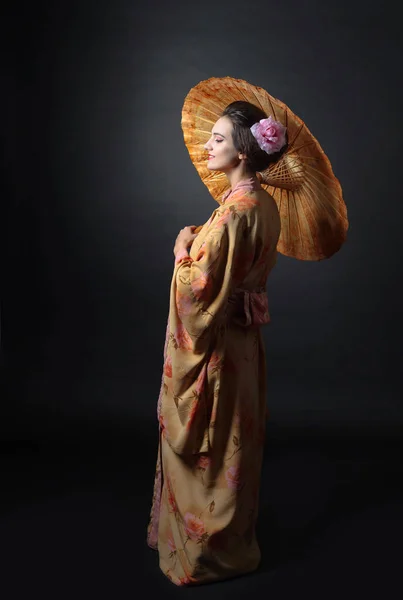 Молода Красива Жінка Традиційному Японському Кімоно Парасолькою Чорному Тлі — стокове фото