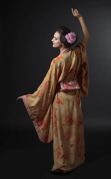 Ung Vacker Kvinna Traditionell Japansk Kimono Svart Bakgrund — Stockfoto