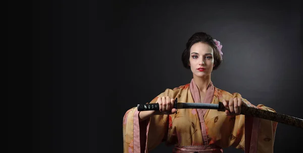 Geleneksel Japon Kimono Genç Güzel Kadın Güzel Kız Japon Kılıç — Stok fotoğraf