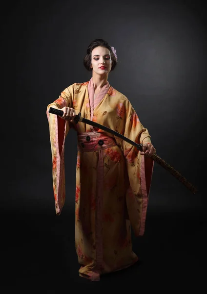 Geleneksel Japon Kimono Genç Güzel Kadın Japon Kılıcı Katana Siyah — Stok fotoğraf