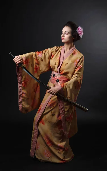 Geleneksel Japon Kimono Genç Güzel Kadın Japon Kılıcı Katana Siyah — Stok fotoğraf