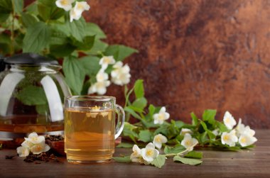 Yasemin Kupası ve çaydanlık eski ahşap masa üzerinde yeşil çay. Kopya alanı.