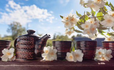 Yasemin çay bahçesinde eski ahşap masa üzerinde küçük seramik bardak. Kopya alanı.