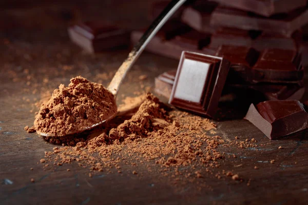 Разбитые Кусочки Шоколада Какао Порошок Маленькой Ложке Деревянном Фоне — стоковое фото