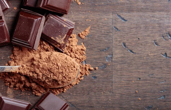 Broken Chocolate Pieces Cocoa Powder Small Spoon Wooden Background Top — стоковое фото