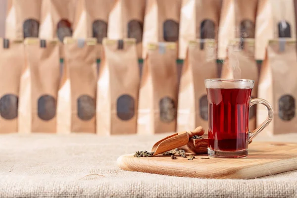 Bicchiere Caldo Cucchiaio Legno Con Foglie Essiccate Pacchetto Carta Artigianale — Foto Stock