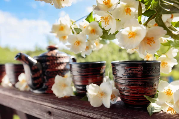 Jazmín Pequeñas Tazas Cerámica Sobre Una Vieja Mesa Madera Jardín —  Fotos de Stock