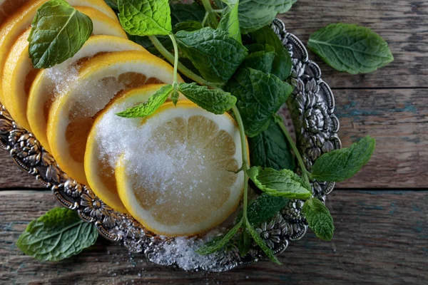 Tranches Citron Avec Sucre Feuilles Menthe Sur Une Table Bois — Photo