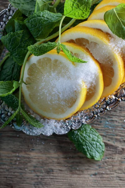 Tranches Citron Avec Sucre Feuilles Menthe Sur Une Table Bois — Photo