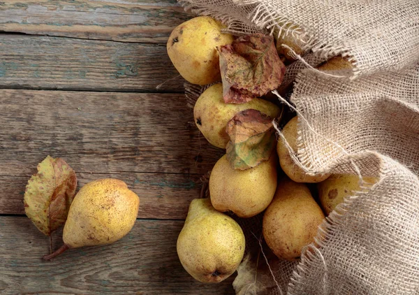 Rijpe Peren Gezonde Natuurvoeding Oude Houten Achtergrond Bovenaanzicht Kopie Ruimte — Stockfoto