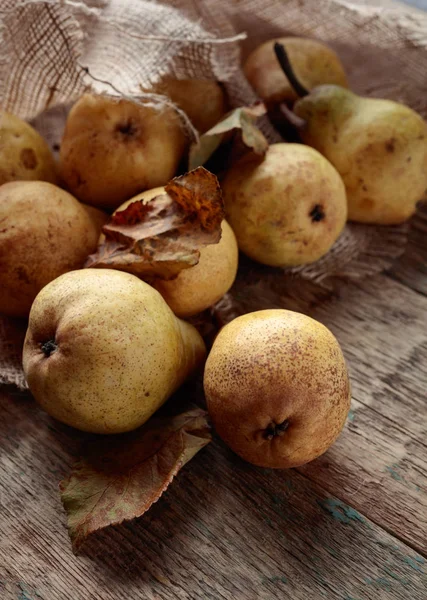 Rijpe Peren Gezonde Natuurvoeding Oude Houten Achtergrond Bovenaanzicht Kopie Ruimte — Stockfoto