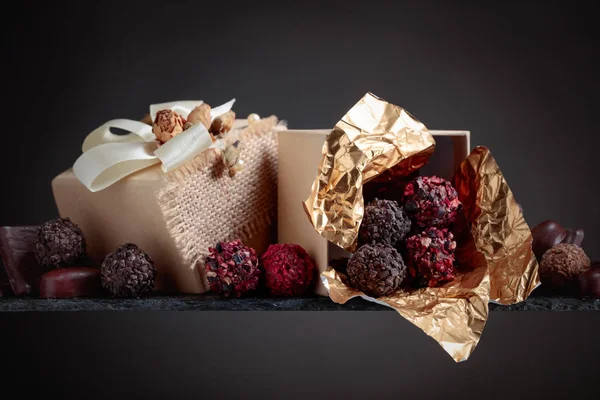Διάφορες Σοκολάτες Ένα Κουτί Μικρό Δώρο Μαύρο Φόντο Χώρο Αντίγραφο — Φωτογραφία Αρχείου