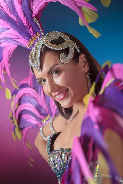 Hermosa Mujer Traje Carnaval Con Pedrería Plumas Naturales Maquillaje Profesional — Foto de Stock