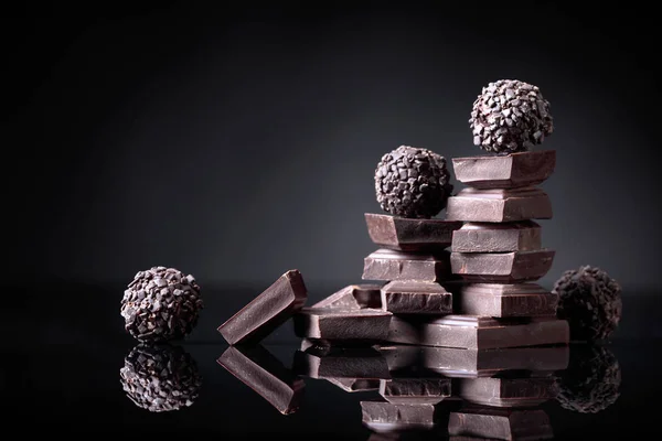 Cukierki Czekoladowe Potłuczone Kawałki Czekolady Czarnym Tle Odblaskowe Miejsce — Zdjęcie stockowe