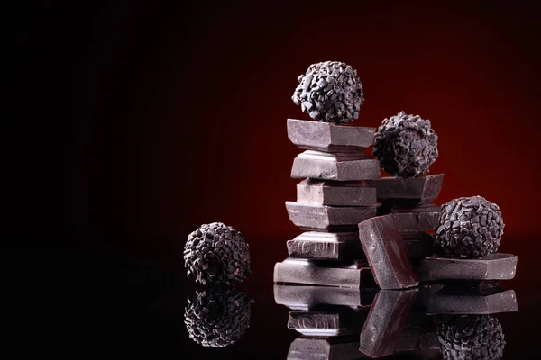 Cukierki Czekoladowe Potłuczone Kawałki Czekolady Czarnym Tle Odblaskowe Miejsce — Zdjęcie stockowe