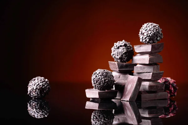 Chocolade Snoepjes Met Gebroken Chocoladestukjes Zwarte Reflecterende Achtergrond Kopiëren Van — Stockfoto