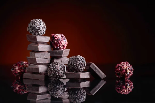 Caramelle Cioccolato Con Pezzi Cioccolato Rotti Sfondo Nero Riflettente Copia — Foto Stock