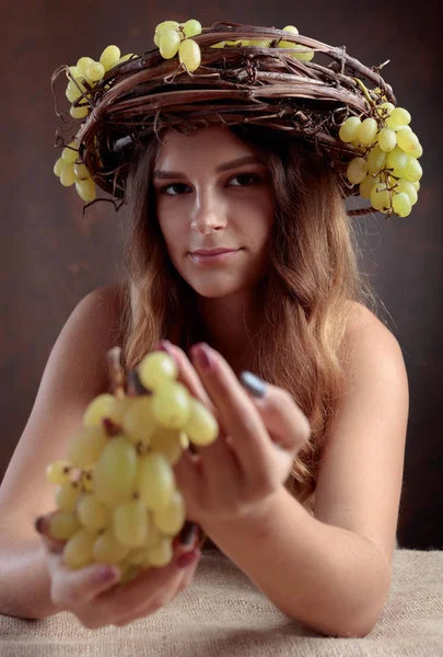 Joven Mujer Hermosa Con Uvas Corona Vid Con Uvas Cabeza — Foto de Stock