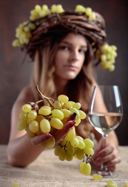 Mooie Jongedame Met Glas Witte Wijn Vine Krans Met Druiven — Stockfoto