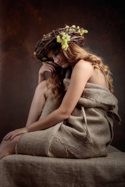 Jeune Belle Femme Avec Des Raisins Couronne Vigne Avec Des — Photo