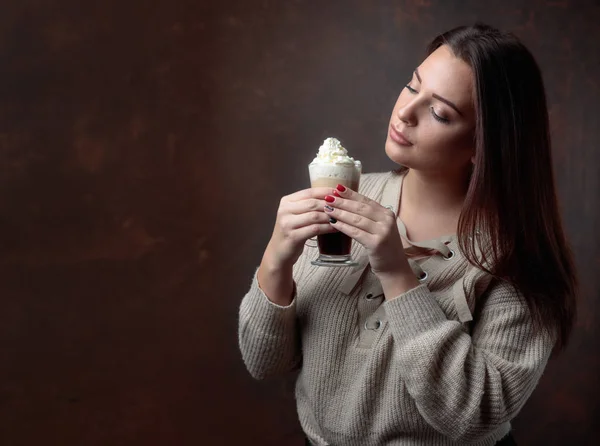 Mooie Jongedame Met Donker Haar Pakte Houden Van Een Mok — Stockfoto