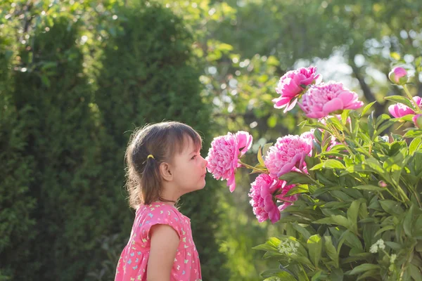 庭で野外で遊ぶ 歳の少女の肖像画 — ストック写真