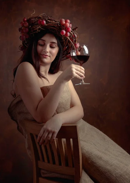 Piękna Dziewczyna Długie Falowane Włosy Doskonały Make Kieliszek Czerwonego Wina — Zdjęcie stockowe