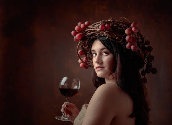 Belle Fille Avec Longs Cheveux Ondulés Maquillage Parfait Verre Vin — Photo