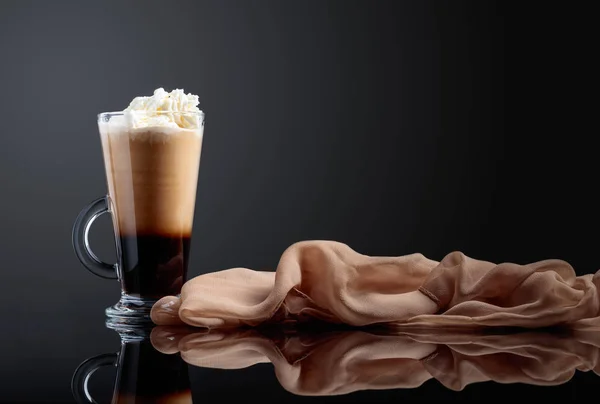 Bebida Café Cóctel Con Crema Sobre Fondo Negro Copia Espacio — Foto de Stock