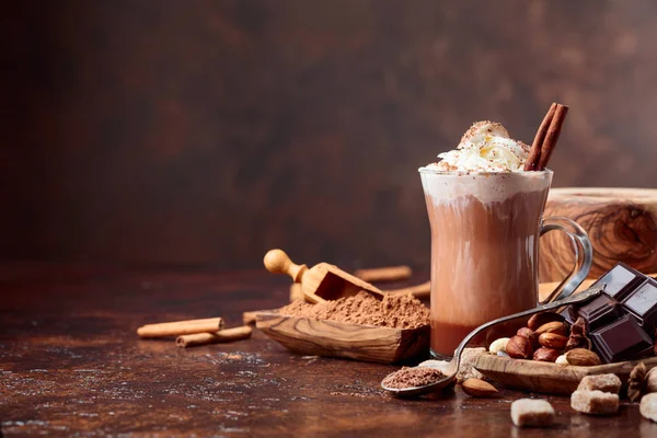 Kakao Smetanou Skořice Kousky Čokolády Různé Koření Hnědé Pozadí Prostor — Stock fotografie