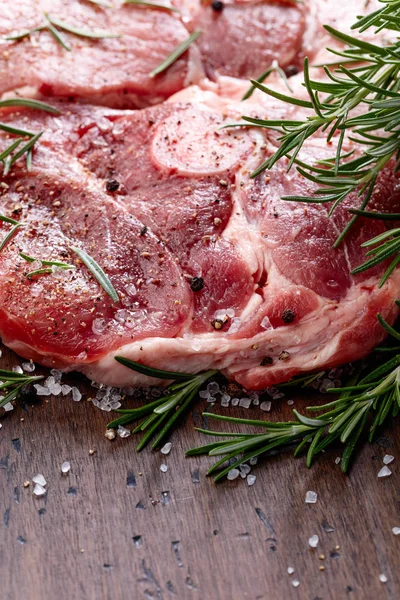 Rauw Varkensvlees Met Rozemarijn Zout Peper Een Keukentafel — Stockfoto