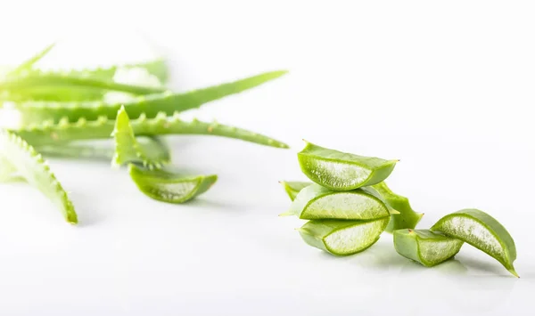 Tagliare Foglie Aloe Vera Sfondo Bianco Aloe Vera Utilizzata Medicina — Foto Stock