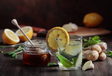 Tatlım, limon ve nane eski ahşap masa üzerinde zencefil çayı fincan . 