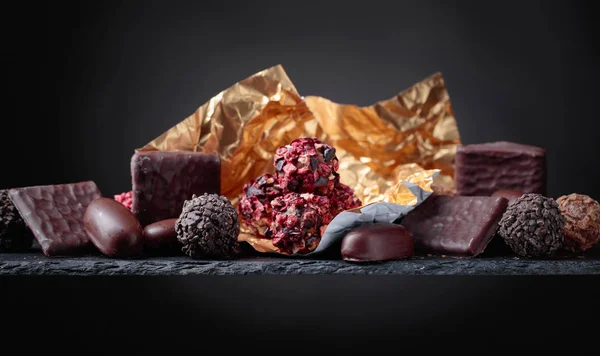Vários Chocolates Fundo Preto Espaço Cópia — Fotografia de Stock