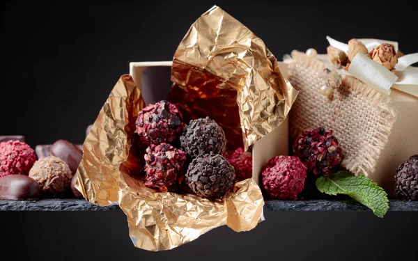 Vários Chocolates Com Folhas Casa Moeda Pequena Caixa Presente Fundo — Fotografia de Stock