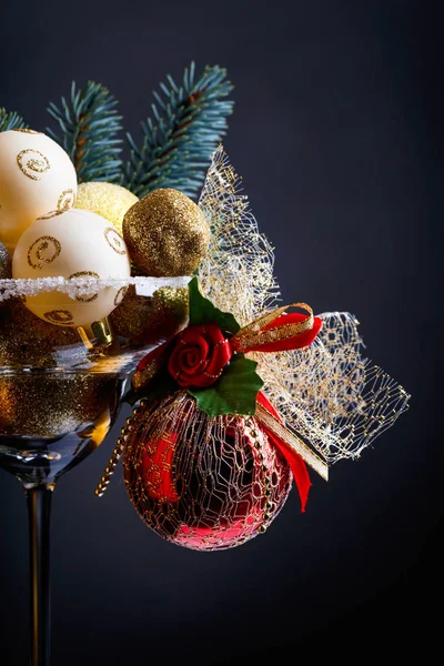 Boules Noël Verre Vin Sur Fond Sombre — Photo