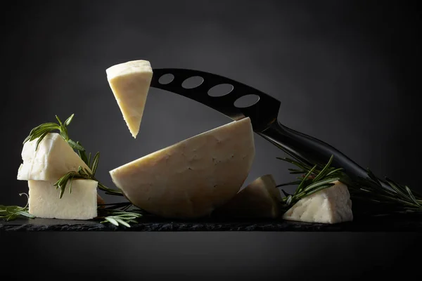 Formaggio Pecora Con Rosmarino Coltello Fondo Nero — Foto Stock