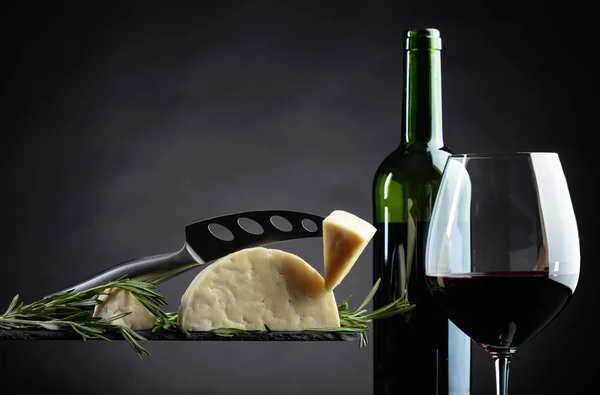 Queijo Ovelha Com Alecrim Vinho Tinto Sobre Fundo Preto — Fotografia de Stock