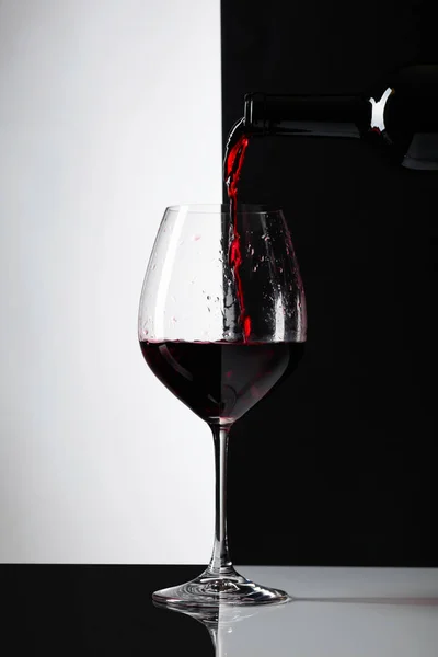 Rotwein Wird Ein Glas Gegossen Reflexiven Hintergrund Kopieren Sie Platz — Stockfoto