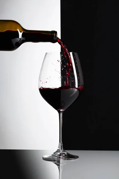 Красное вино наливают в бокал. — стоковое фото