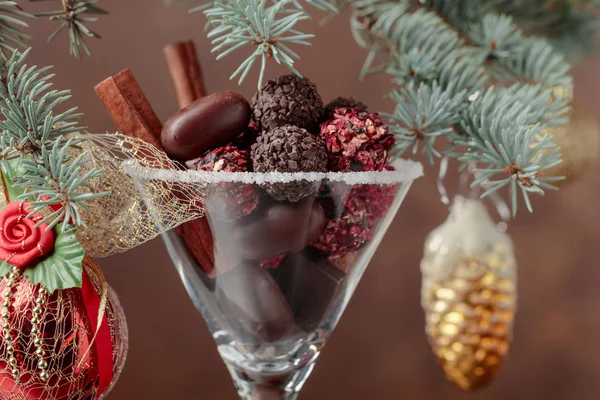 Assortiment Bonbons Chocolat Fin Gobelet Décoration Noël Avec Bâtonnets Cannelle — Photo