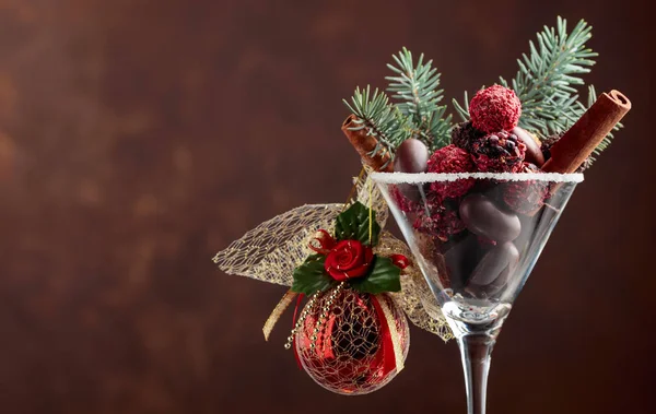 Kadehte Çeşitli Çikolatalı Şekerler Var Tarçın Çubukları Çikolatalı Noel Süsü — Stok fotoğraf