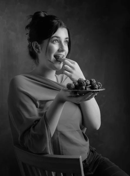 Retrato Una Joven Hermosa Chica Con Chocolate Dulces Blanco Negro —  Fotos de Stock