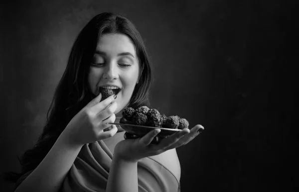 Retrato Una Joven Hermosa Chica Con Chocolate Dulces Blanco Negro —  Fotos de Stock