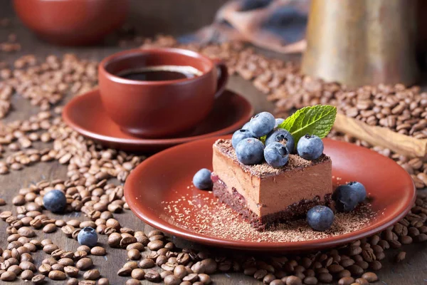 Pastel Chocolate Con Arándanos Menta Plato Marrón — Foto de Stock