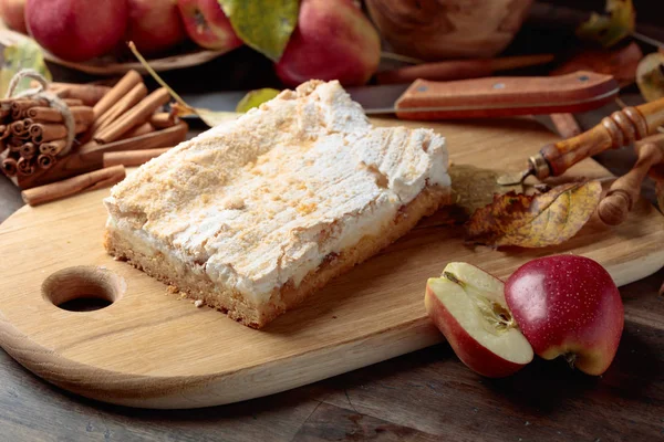 新鲜出炉的美味经典美国苹果派 老木桌上的苹果 肉桂棒和厨房用具 — 图库照片