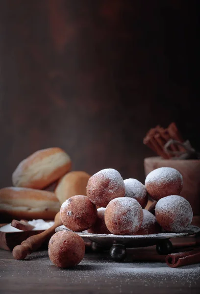 Donuts Sucrés Avec Bâtonnets Cannelle Poudre Sucre Sur Une Vieille — Photo